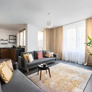wola-park-lovely-apartment.warsawhotelspoland.com/